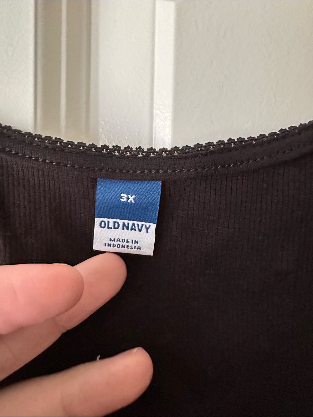 Old Navy Black Floral Scoop Cropped Tank Top - Picture 2 of 4
